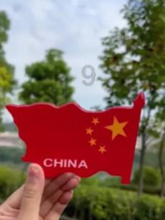 牛仔喇叭裤搭白色吊带背心，尽显个性的魅力，你觉得能穿出夏日的美吗？游戏画面