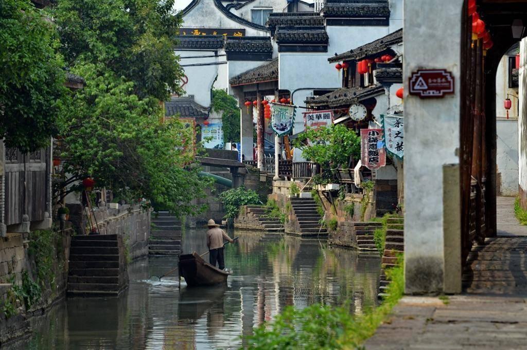 她曾留学法国，抛夫弃子私奔改嫁沦为老妈子，晚年儿子拒绝相见