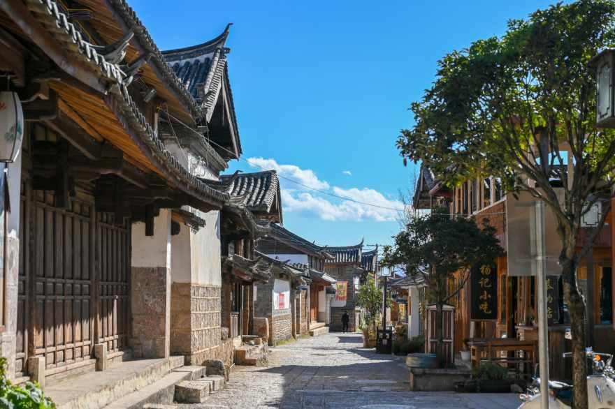 牛仔喇叭裤搭白色吊带背心，尽显个性的魅力，你觉得能穿出夏日的美吗？游戏画面